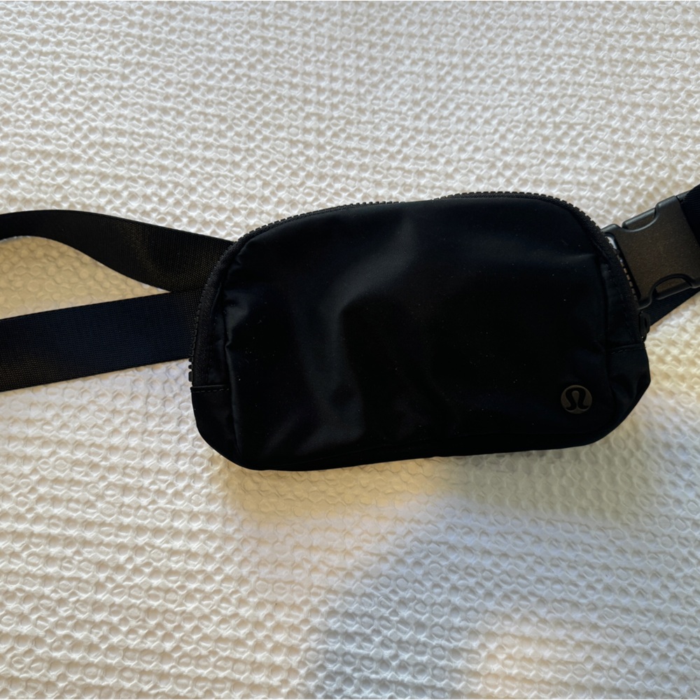 Lululemon Everywhere Belt Bag in Black